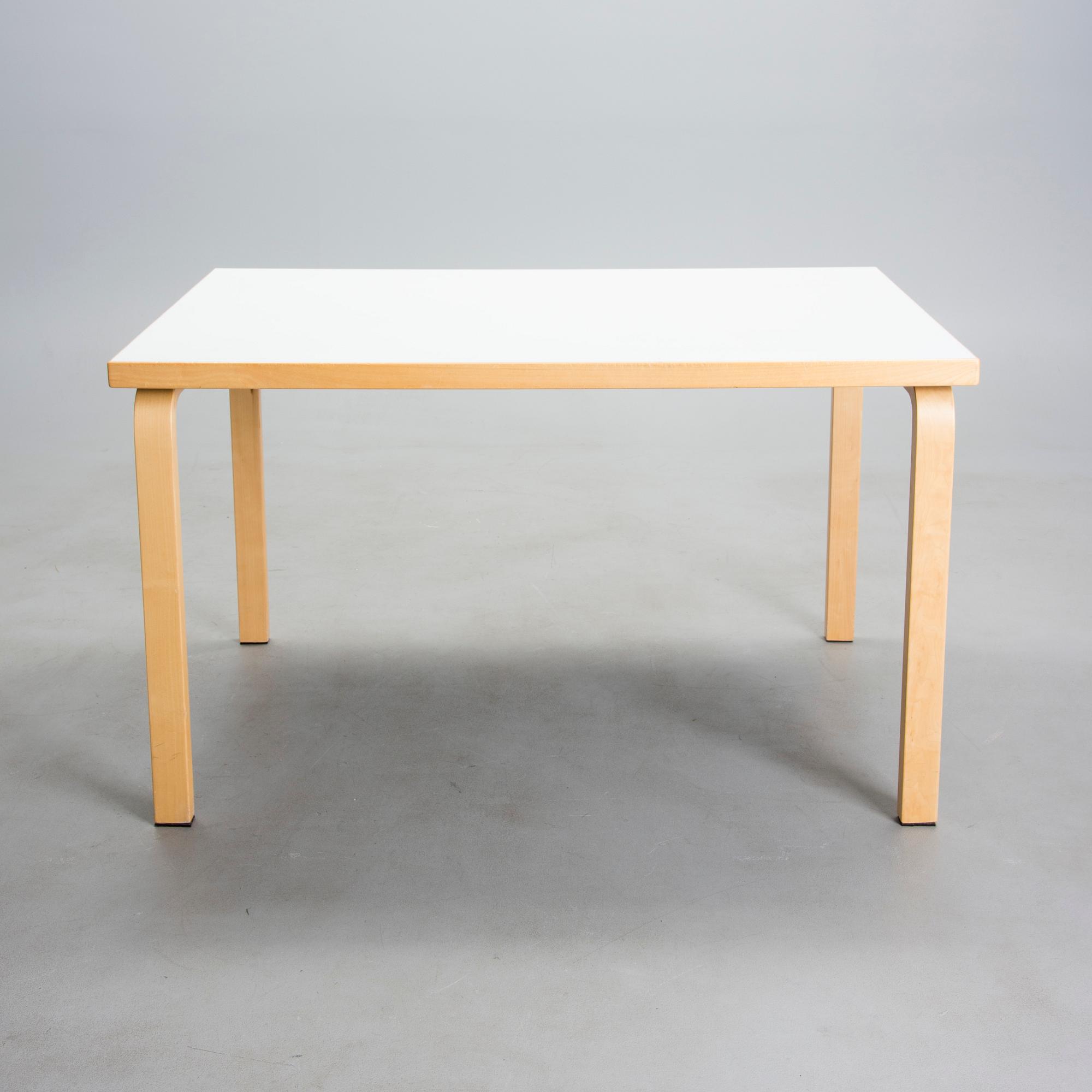 BORD, modell 81 B, Alvar Aalto, Artek 2000-talets början.