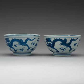 A pair of blue and white dragon bowls, Qing dynasty, Kangxi (1662-1722).