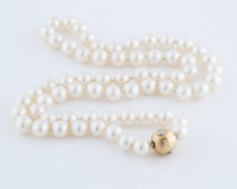 A cultured pearl necklace with brilliant cut diamond clasp from Ole Lynggaard.