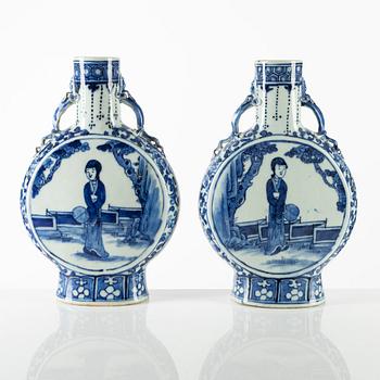 A pair of blue and white mon flasks, china, Qing dynasty, 19th/20th century.