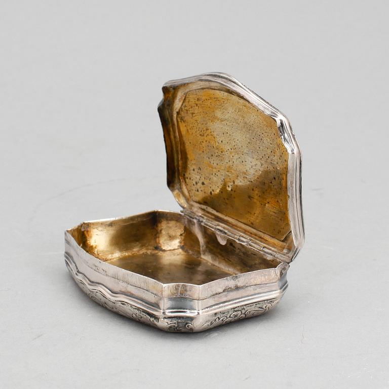 DOSA, silver, Rokoko, 1700-talets mitt. Vikt 103 g.