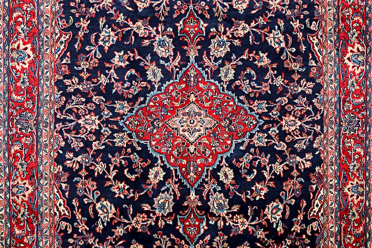 A Hamadan carpet, c. 333 x 217 cm.