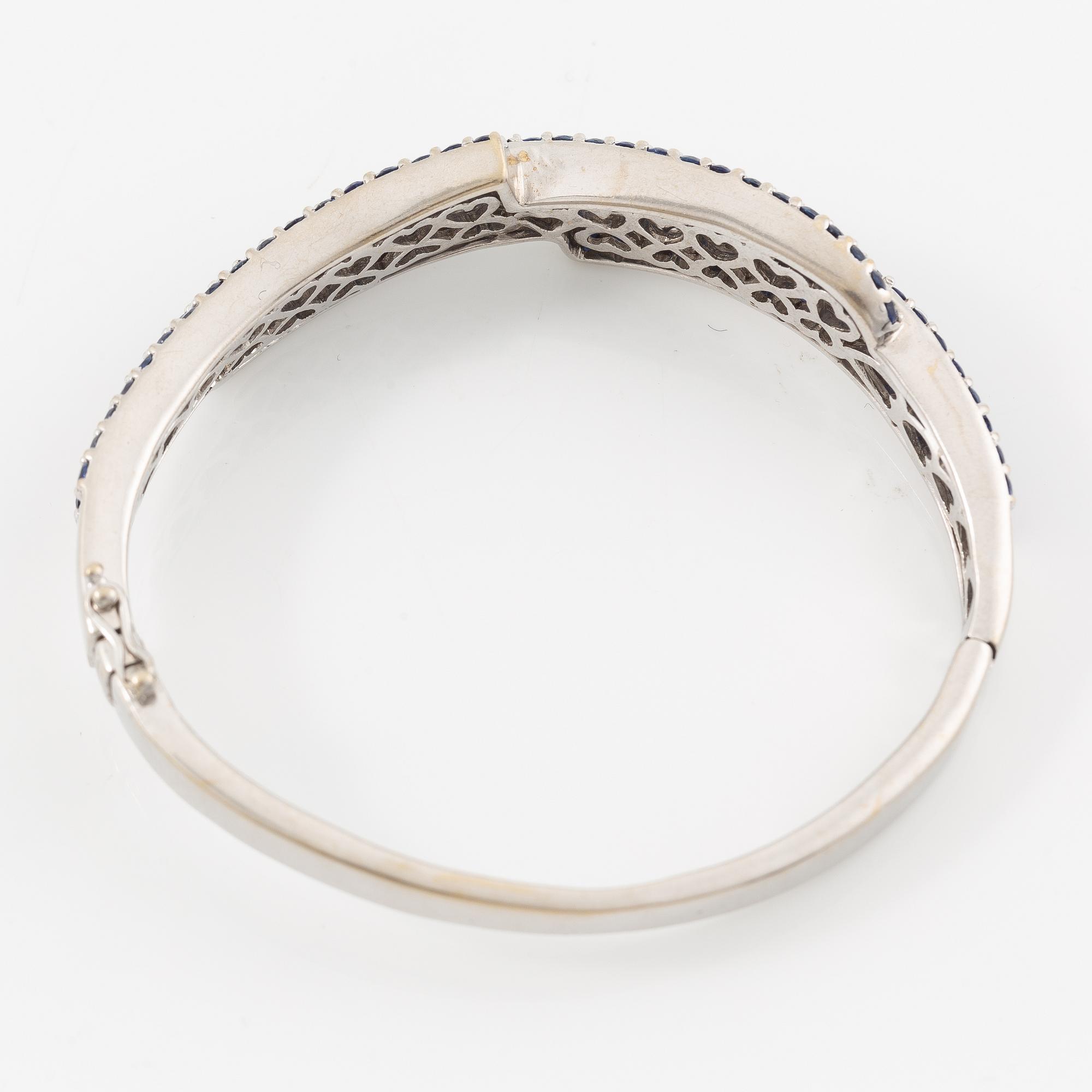 Armring 18K vitguld med baguetteslipade diamanter och blå safirer.