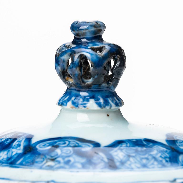 A blue and white tureen with cover, Qing dynasty, Qianlong (1736-95).