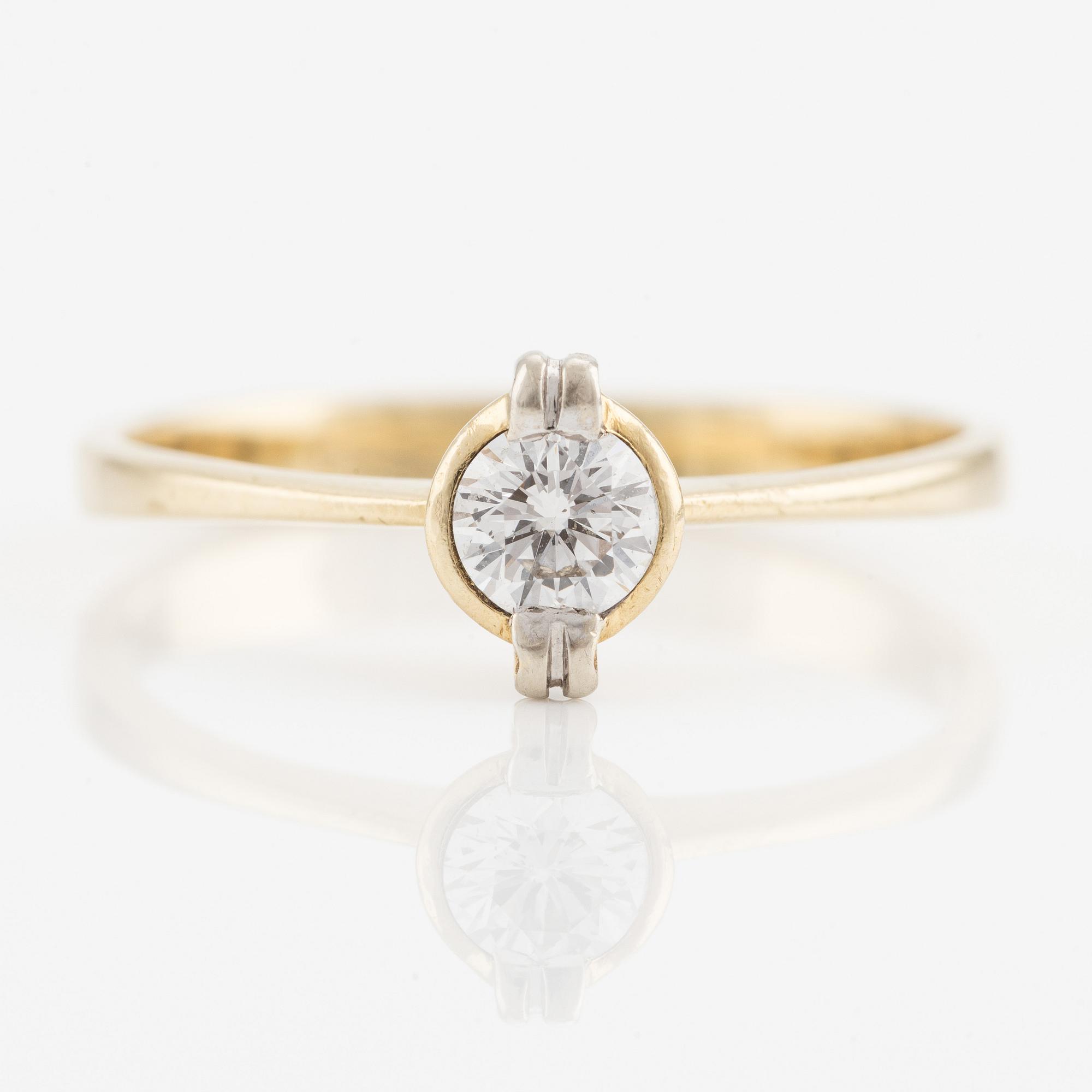 Ring in 18K gold with a brilliant-cut diamond.