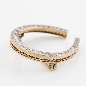 Brosch i form av hästsko, 14K och platina med gammalslipade diamanter totalt ca 1.80 ct, omkring sekelskiftet 1900.