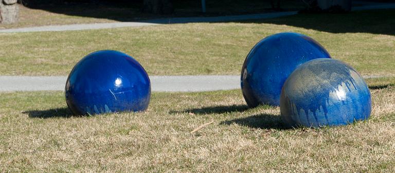 An Ulla & Gustav Kraitz  set of three stoneware spheres, Fogdarp, Förlövsholm.