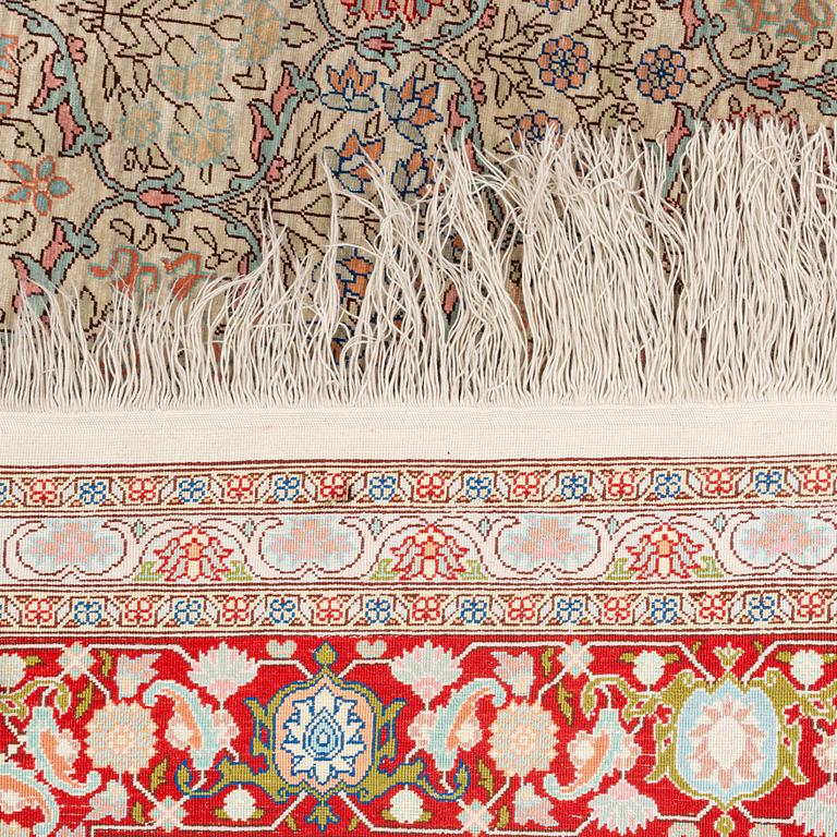 Matta, Old, silke Hereke, signerad, ca 166,5 x 109 cm.