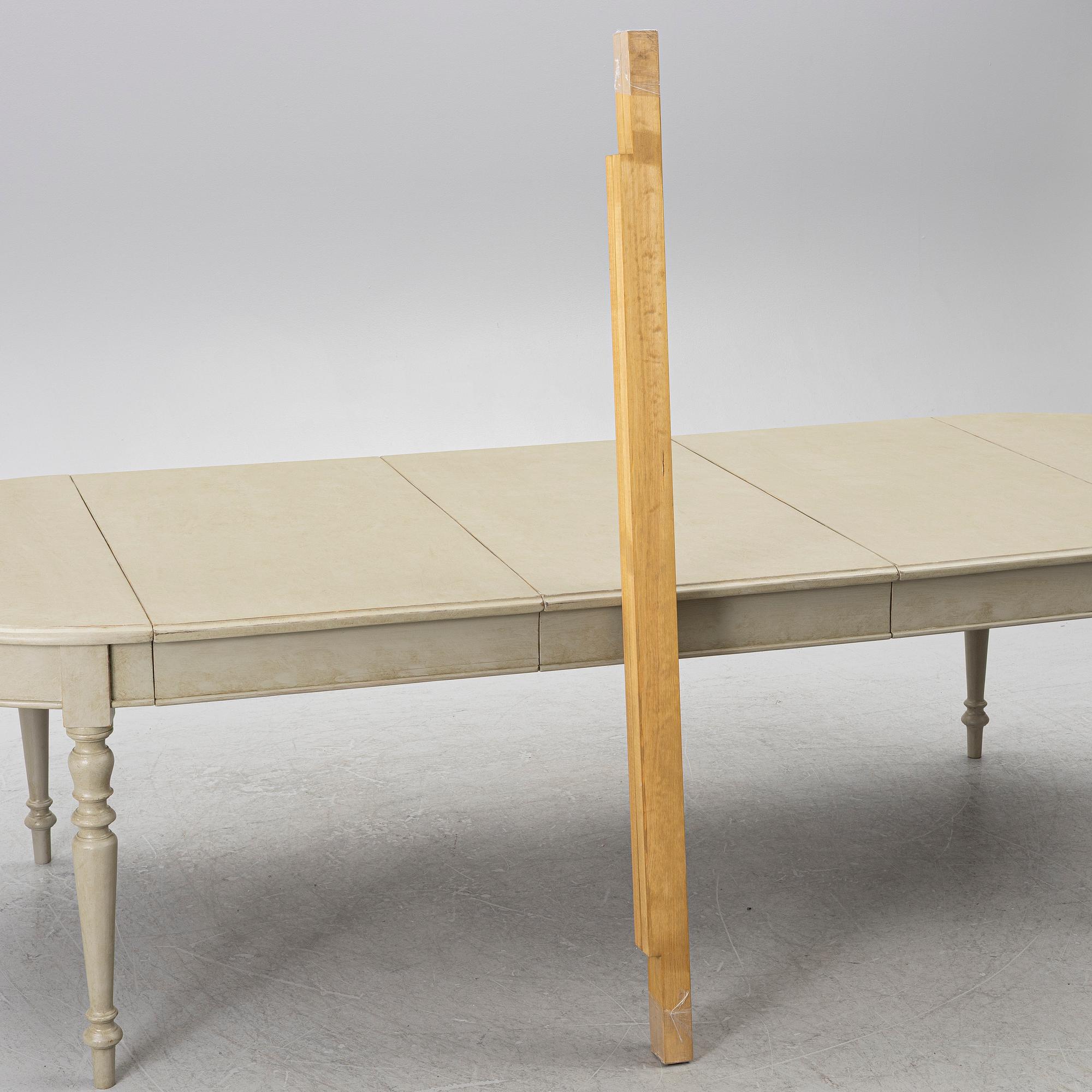 Dining table, 19th century.