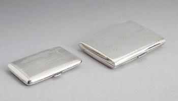 CIGARETTETUIER, 2 st, silver, 1930-/40-tal. Vikt ca 161 gram.