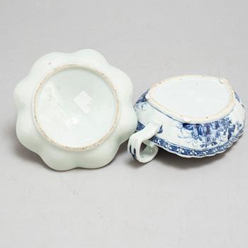 A blue and white saucer with a famille rose Canton candle holder, Qing dynasty, Qianlong and 19th century.