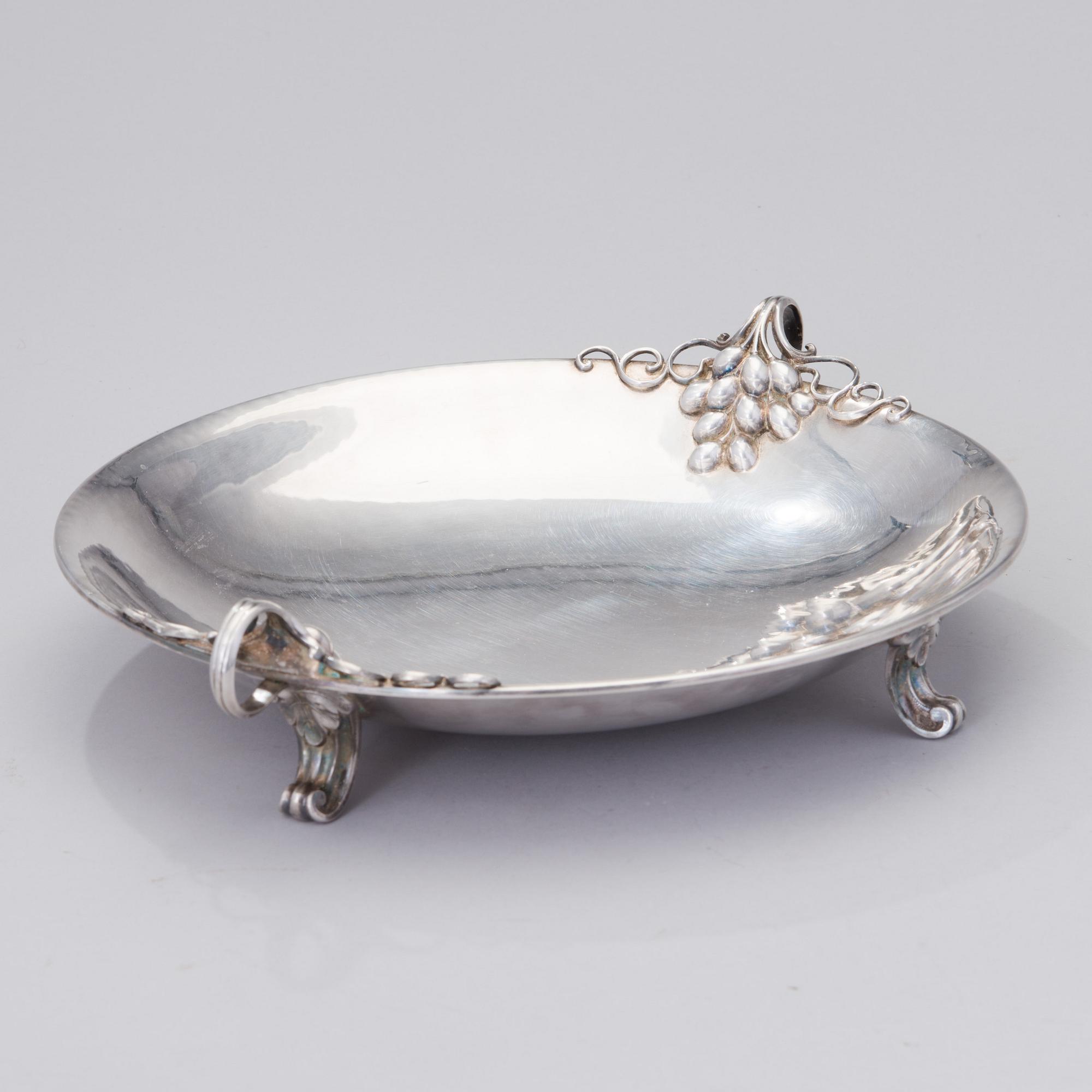 A silver serving dish with French "Swan" hallmark and Finnish control marks, 1937. Weight circa 1020 g.