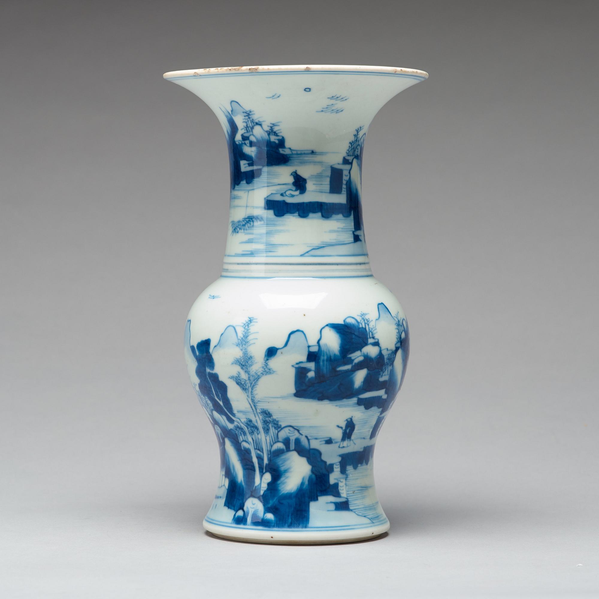 A blue and white 'yenyen' vase, Qing dynasty, Kangxi (1662-1722).