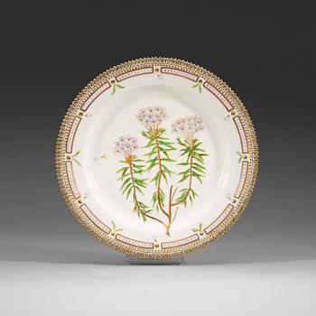 A set of 13 Royal Copenhagen 'Flora Danica' dinner plates, Denmark, 20th Century.