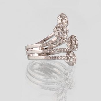 RING, 18K vitguld med 74 briljantslipade diamanter 2.32 ct. Vikt 11,7 gram.