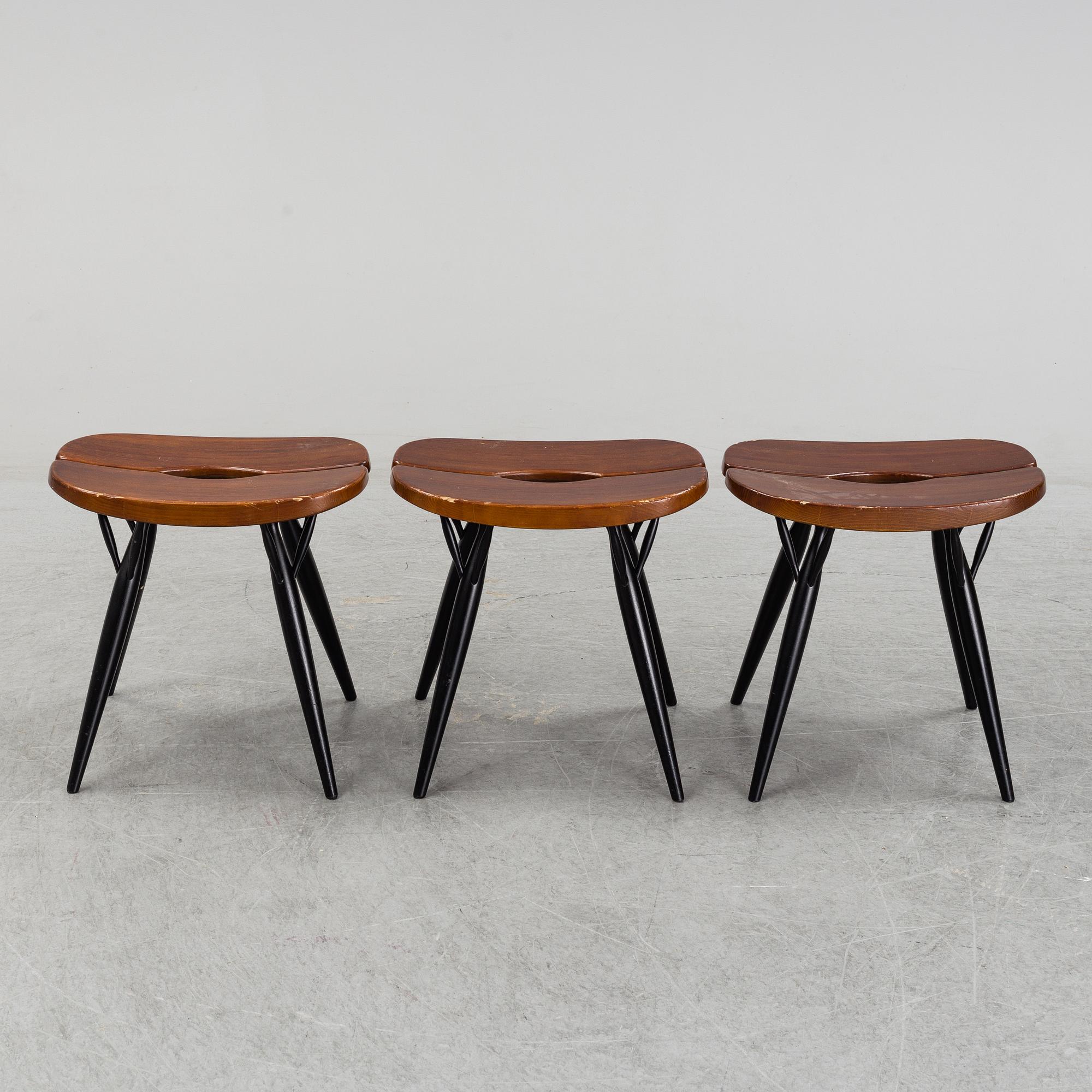 ILMARI TAPIOVAARA, pallar, a set of three "Pirkka" stools, Artek, Finland.