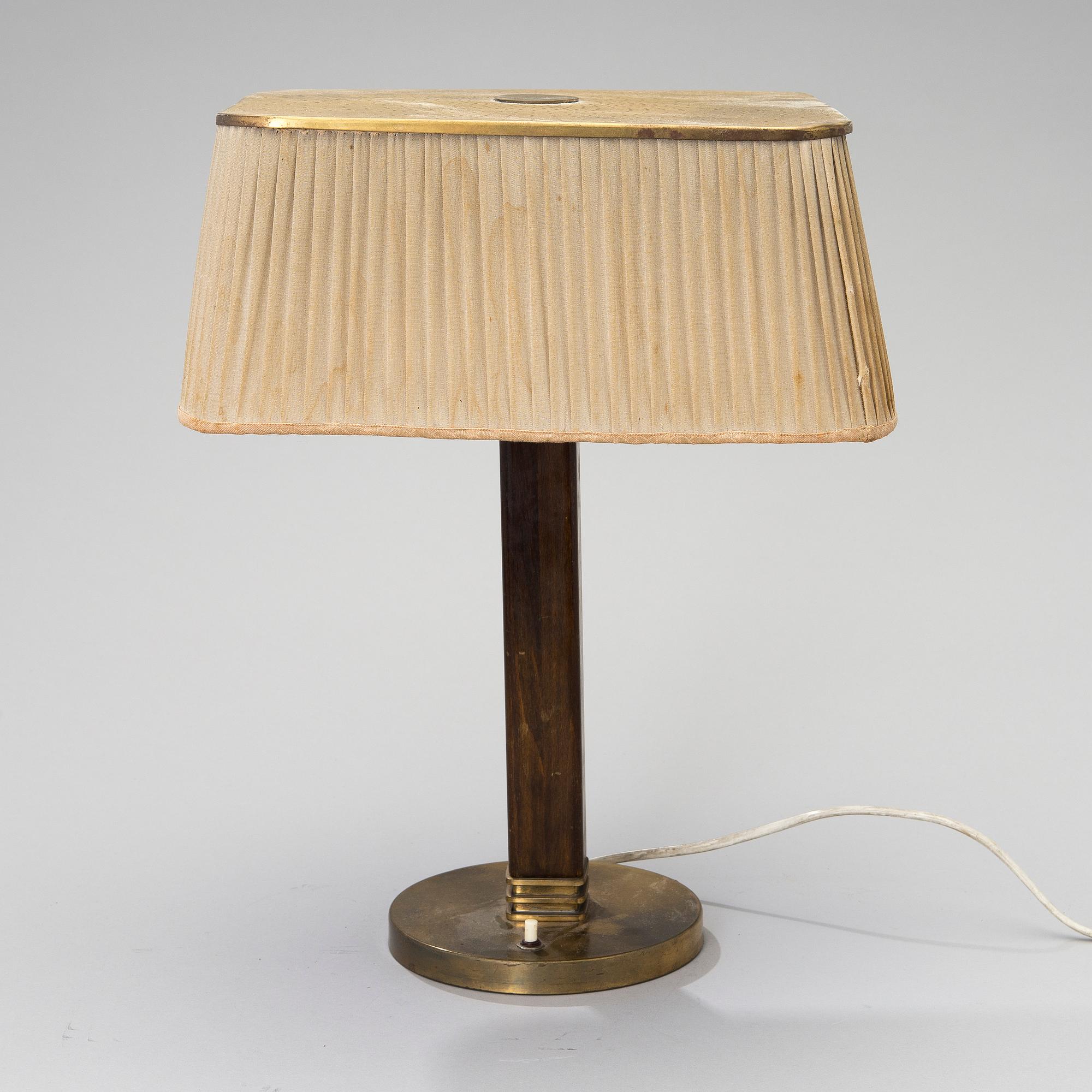 PAAVO TYNELL, PÖYTÄVALAISIN, malli 5066, Taito Oy, 1940-luku.