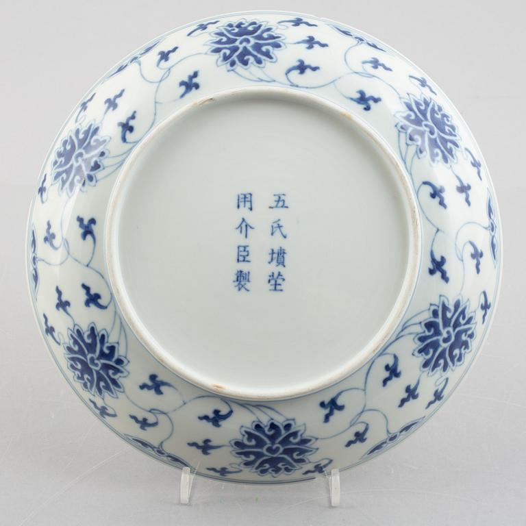 A Chinese blue and white lotus dish, late Qing dynasty / around 1900.