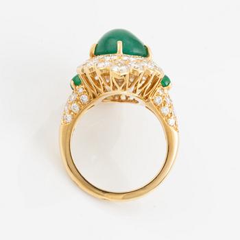 A Van Cleef & Arpels ring in 18K gold set  with cabochon-cut emerald and round brilliant-cut diamonds.