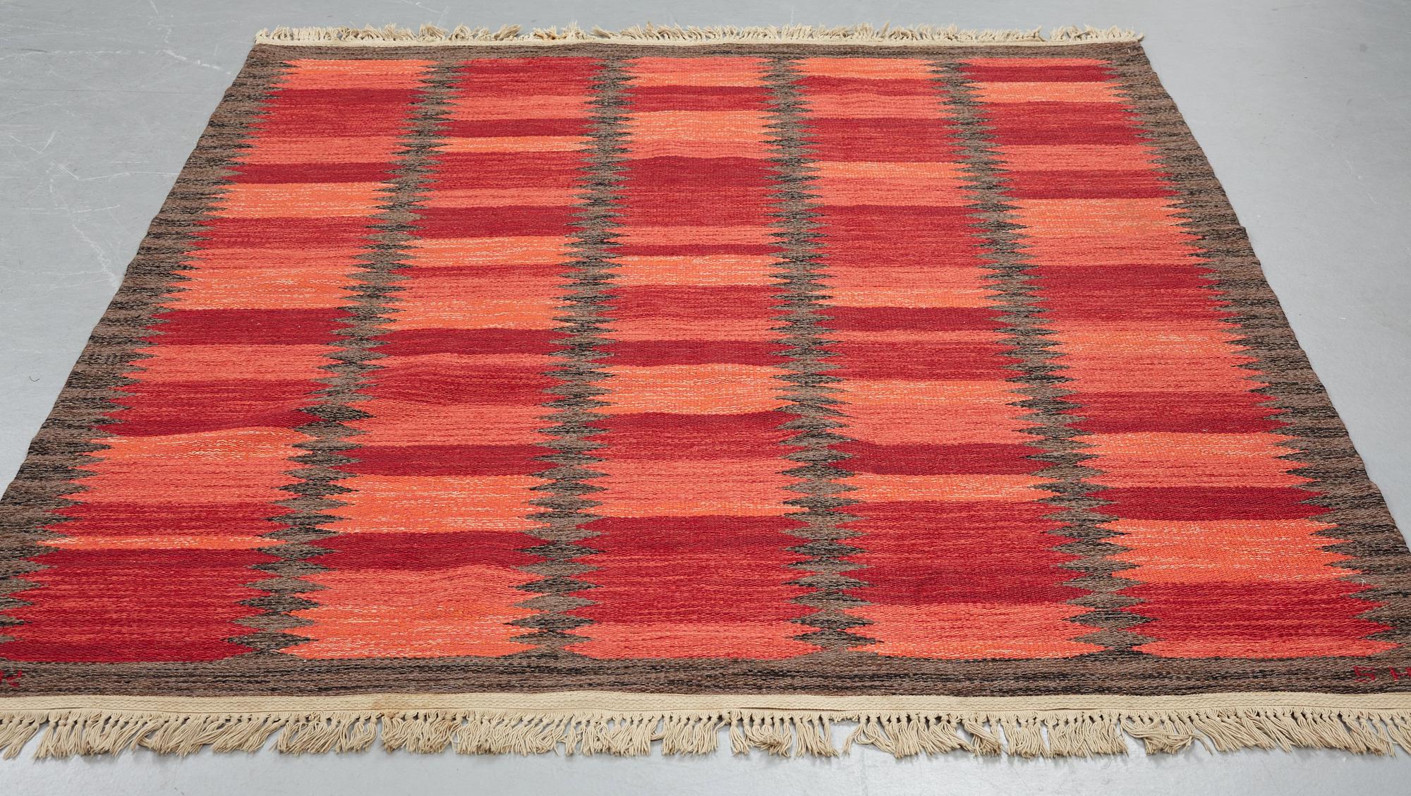 Berit Koenig, matta, "Viggen, röd", rölakan, ca 200 x 171,5-175 cm, signerad BK SH.
