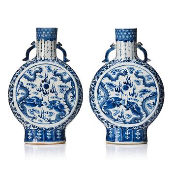 1146. A pair of Chinese blue and white pilgrim vases, Qing dynasty, 19th Century.