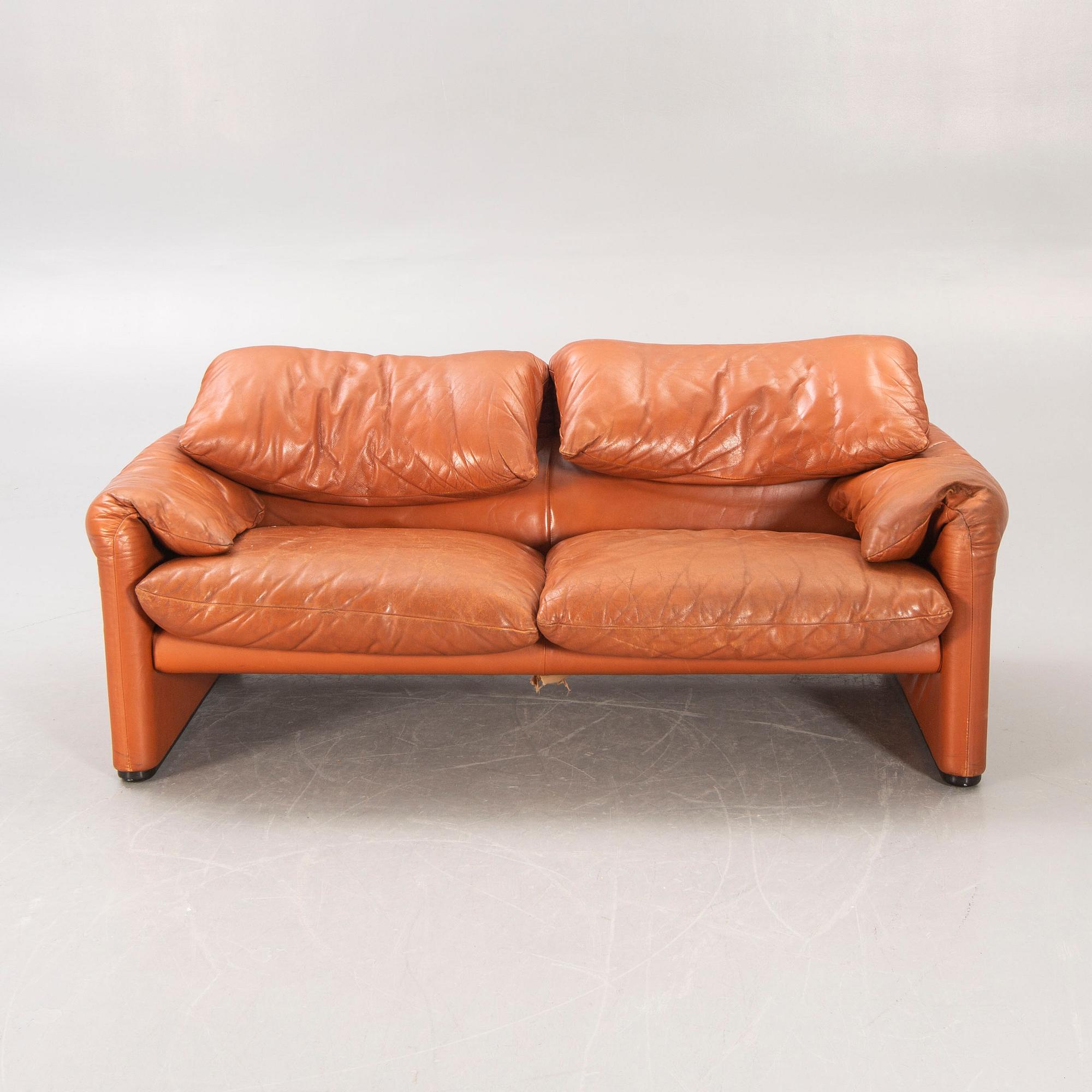 A Vico Magistretti "Maralunga" leather sofa for Cassina, Italy late 20th century.