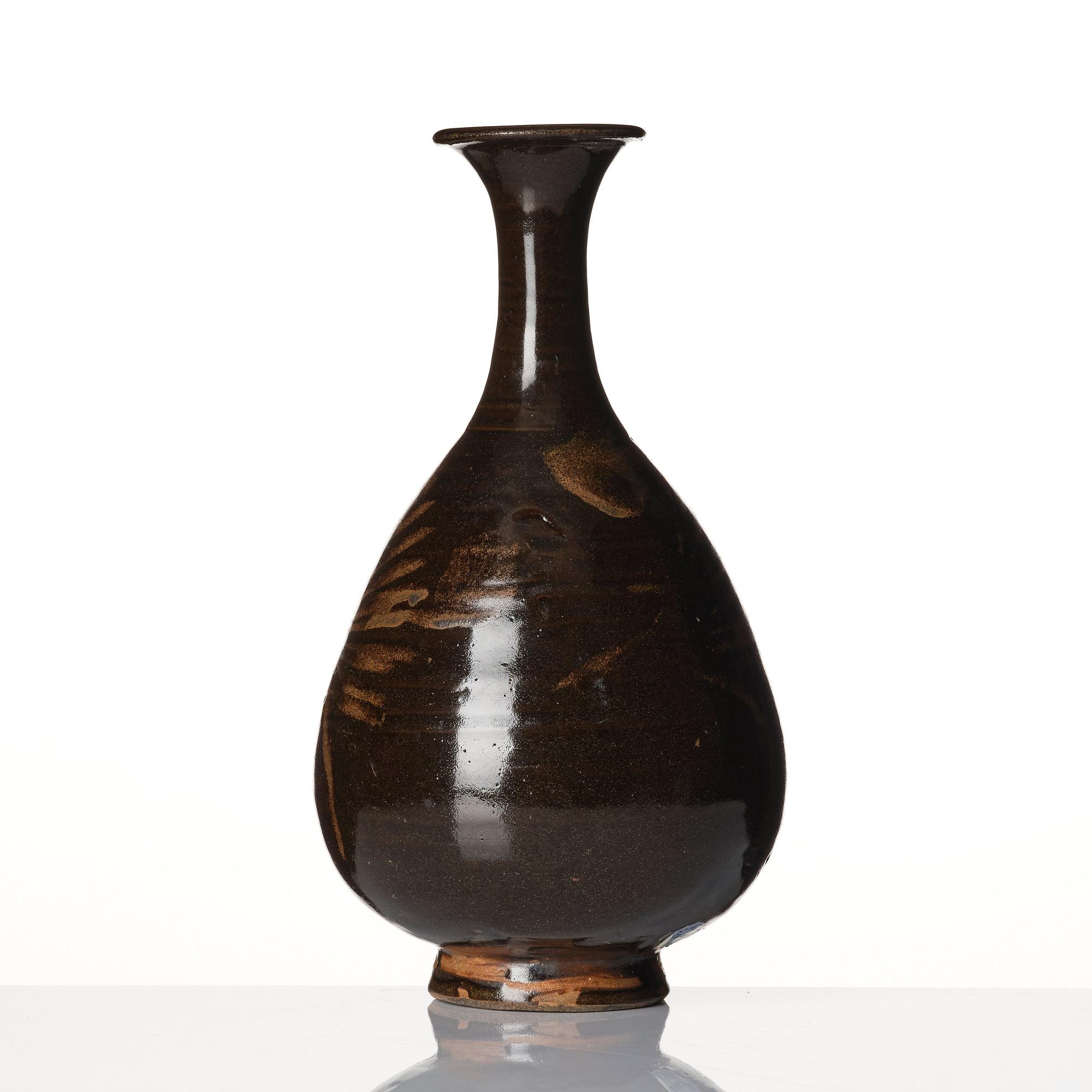 A brown glazed vase, Song dynasty (960-1279).