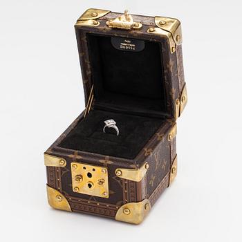 Louis Vuitton, A platinum ring with diamonds ca. 2.33 ct in total. Marked Louis Vuitton 52m 390234. 2018.