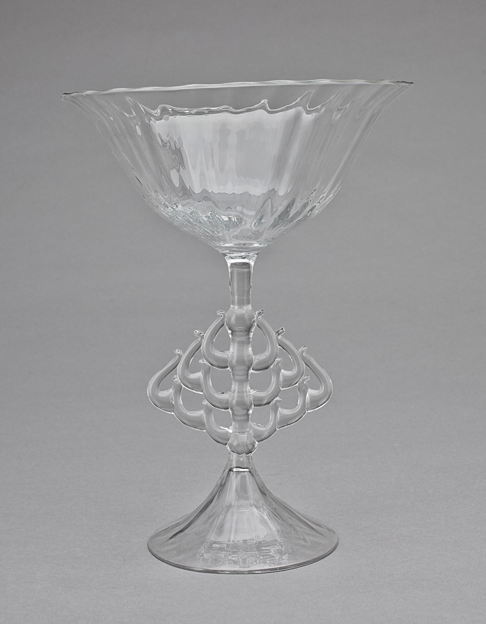 SKÅL PÅ FOT, glas, Nils Landberg, Orrefors, 1900-talets mitt.