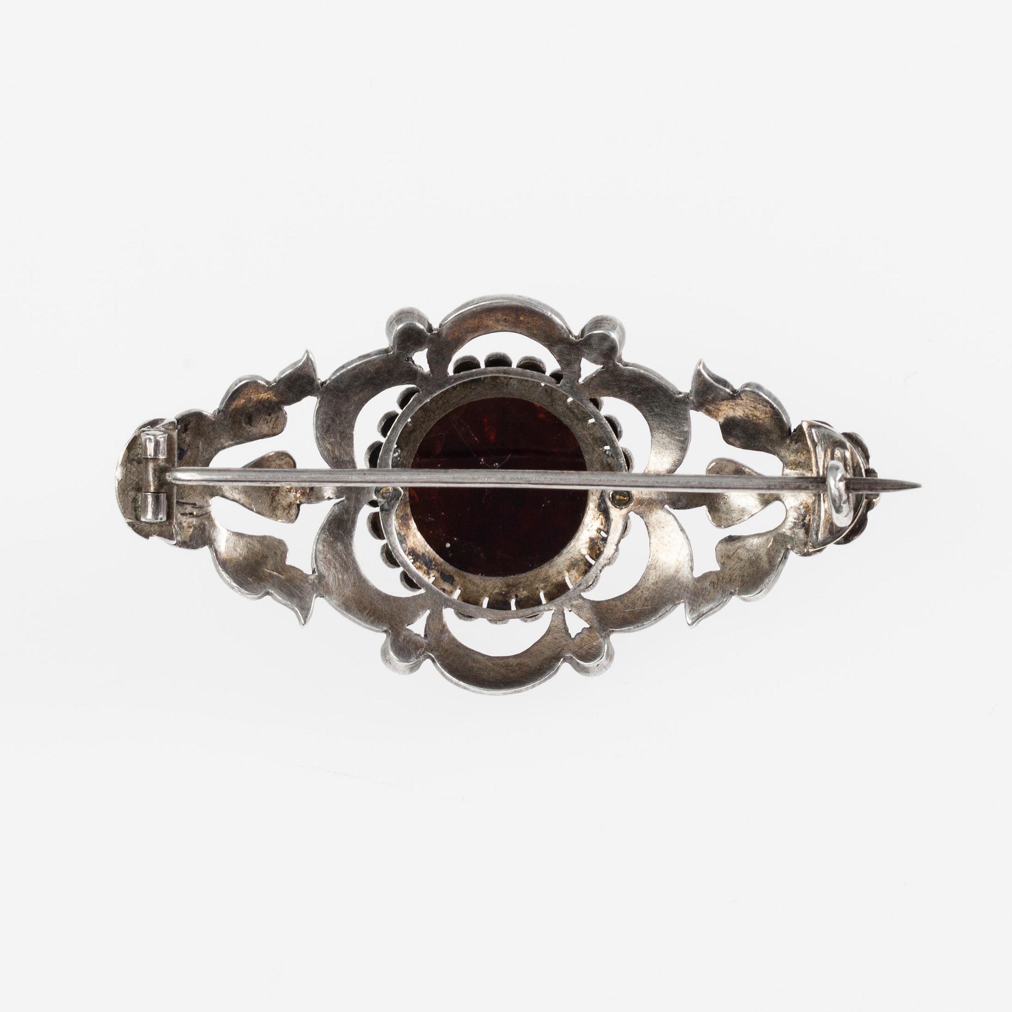 BROSCH, silver, granat, pärlor, glas. 1900-talets början.