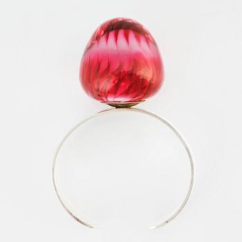 243. Sigurd Persson, a sterling silver bangle crowned with a strawberry coloured glass ball, Stockholm 1995.