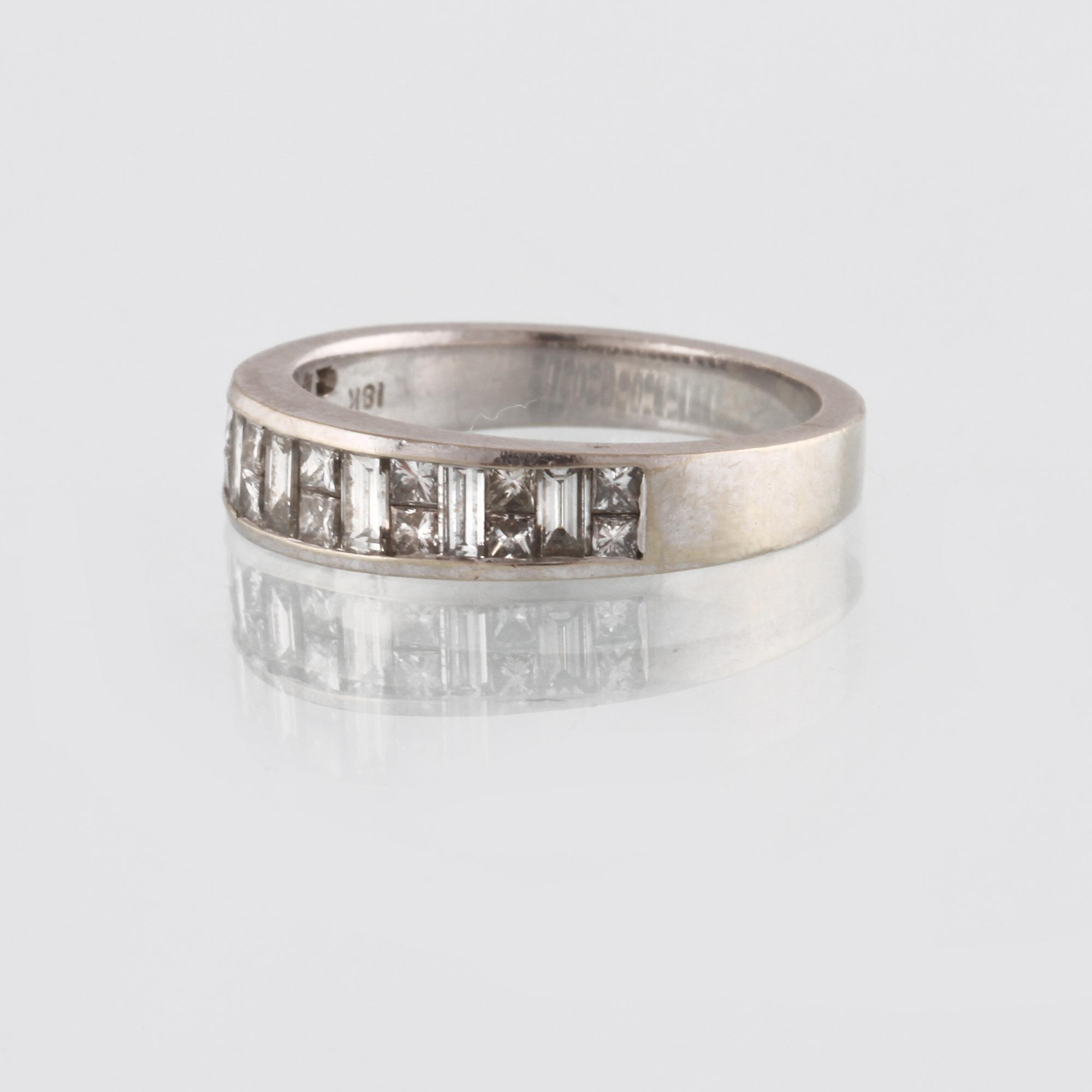 RING, 18K vitguld med prinsesslipade diamanter ca 1.40 ct. Vikt 3,9 gram.