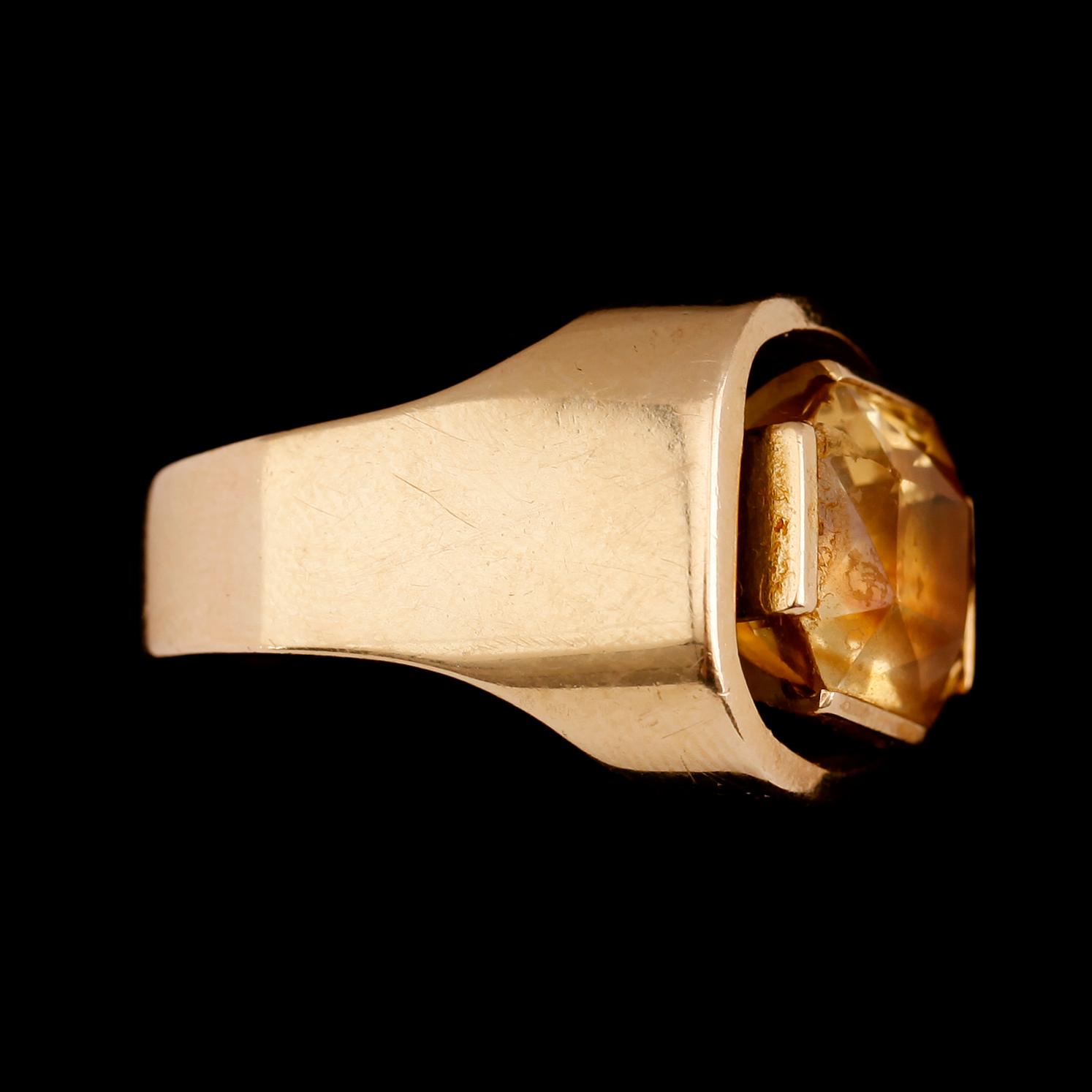 RING, 18 k guld, citrin. Total vikt ca 19 g.