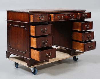 SKRIVBORD, engelsk stil, 1900-talets andra hälft.