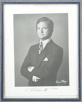 KUNGLIGT FOTOGRAFI MED AUTOGRAF, Kung Carl XVI Gustaf av Sverige, sign o dat 1975 resp sign av fotograf med dat -73.