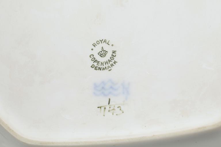 MAT-SAMT KAFFESERVIS, 73 delar, porslin, "Musselmalet", Royal Copenhagen, 1900-tal.