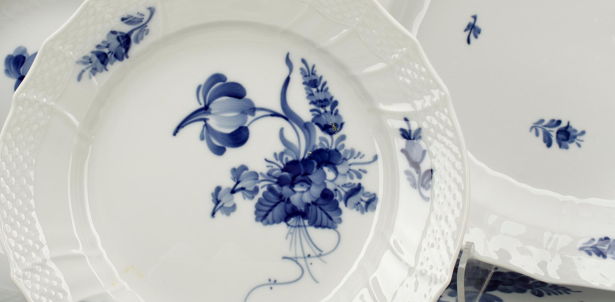 SERVISDELAR, 90 st, "Blå blomst", Royal Copenhagen.