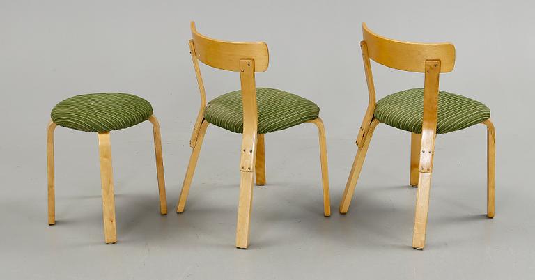 STOLAR, ett par samt PALL , modell 69, Alvar Aalto, Artek, 1900-talets andra hälft.