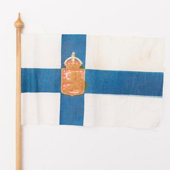 A hand flag of the 1918-20 Finnish state flag.