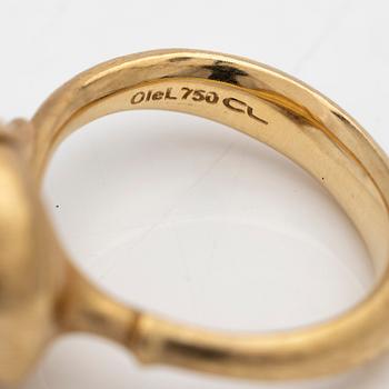 Ole Lynggaard, ring, "Lotus Ring 2", med cabochonslipad korall i 18k rött guld och rosé guld, design Charlotte Lynggaard.