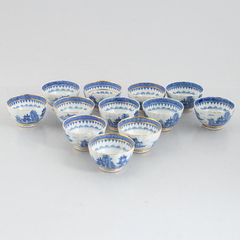 A set of twelve blue and white export porcelain cups, China, Qingdynaty, around 1800.