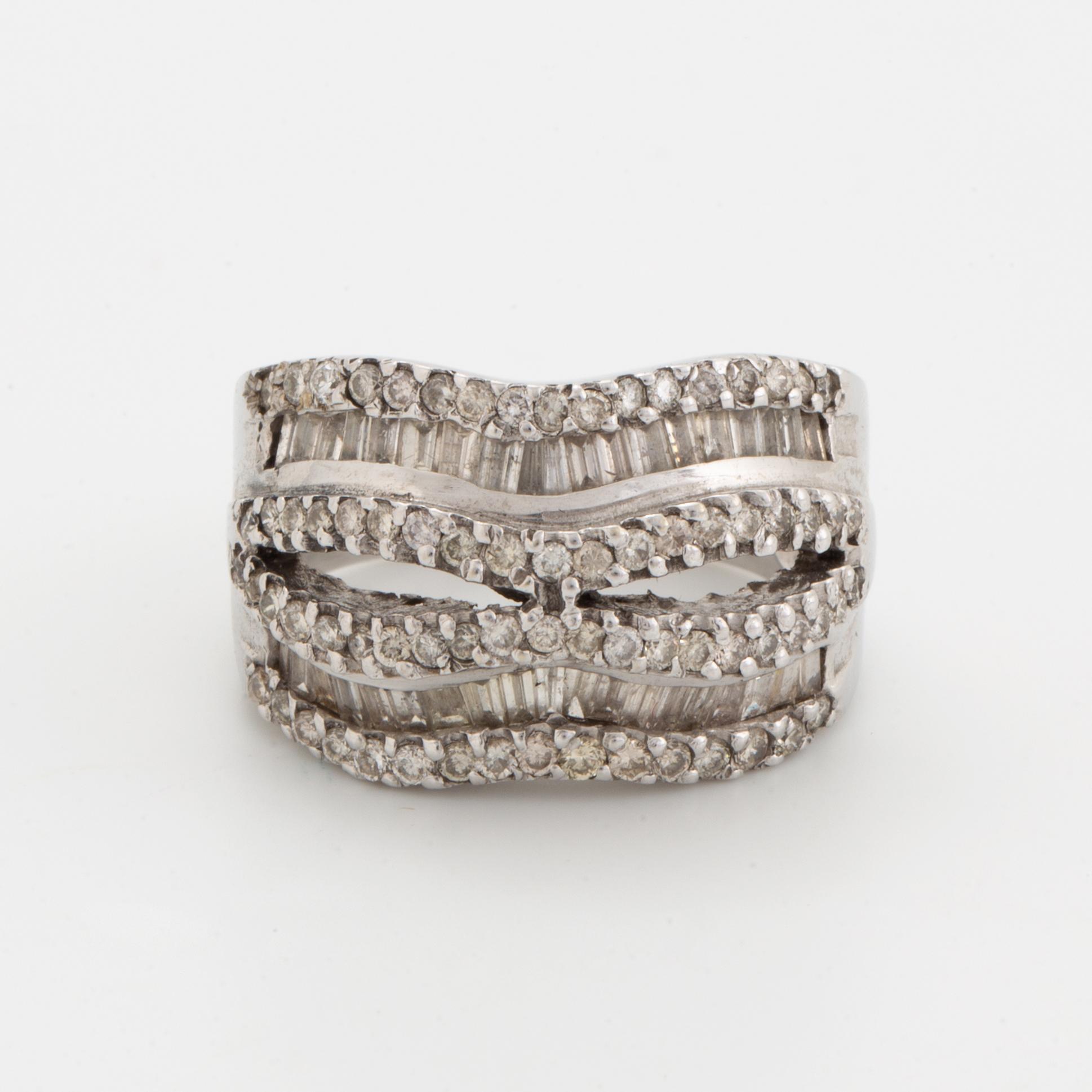 Ring  18K vitguld med bagettslipade diamanter och briljanter ca 1,7 ct.
