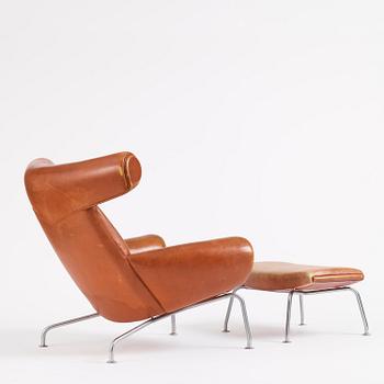 Hans J. Wegner, fåtölj med fotpall, "Ox Chair", sannolikt tillverkad av AP-stolen, Danmark, 1960-tal.