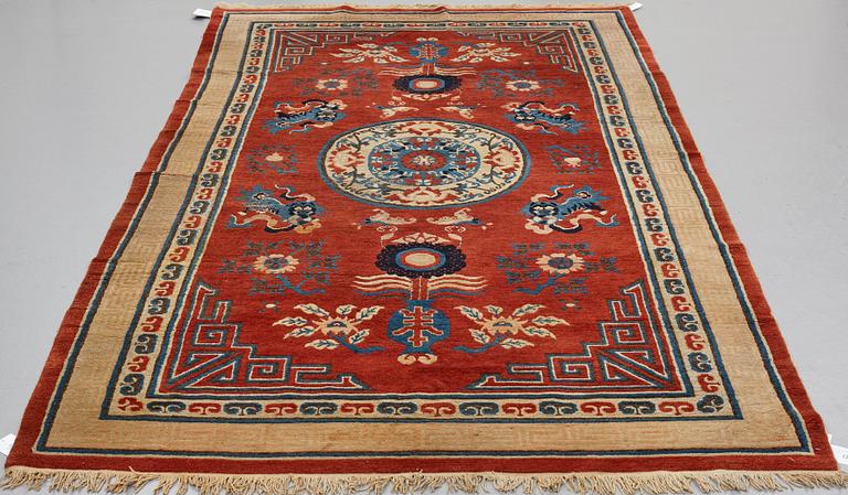 A CARPET, a semi-antique China, ca 278 x 157 cm (plus 1 cm flat weave at each end).