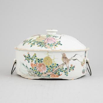 A Chinese porcelain food container with lid, around the year 1900.