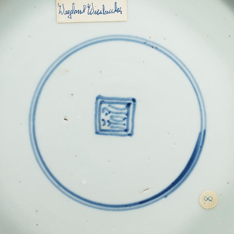 A blue and white dish, Qing dynasty, Kangxi (1662-1722).