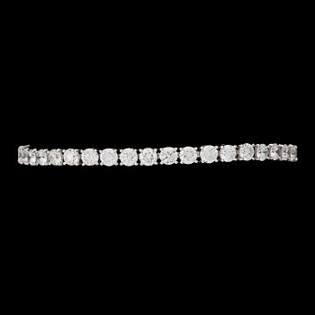 ARMBAND, 39 briljantslipade diamanter, tot. 9.86 ct.