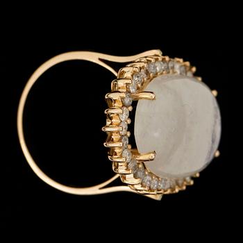 RING, 14k guld vit opal och briljantslipade diamanter tot ca0,96ct. 2000-tal. Vikt ca10g.