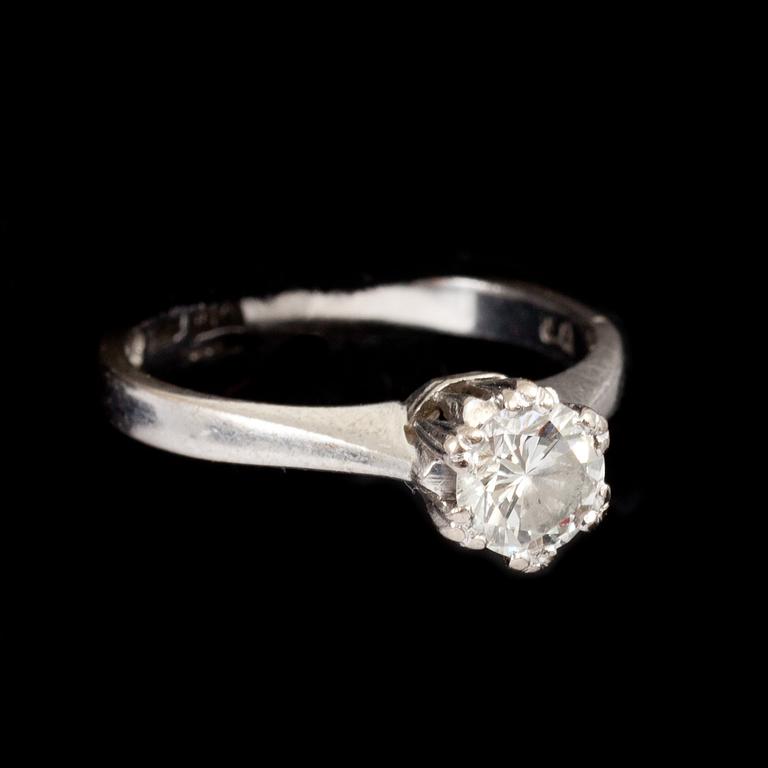 RING, 18k vitguld med briljantslipad diamant, ca 0,65 ct enligt gravyr. Alton, Falköping 1976. vikt ca 3 g.