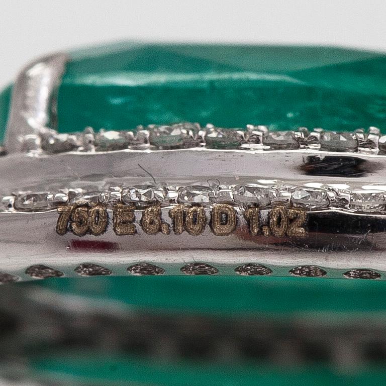 Korvakorupari, 18K valkokultaa, smaragdeja ja briljanttihiottuja timantteja yht. n. 1.02 ct. IGI todistuksella.